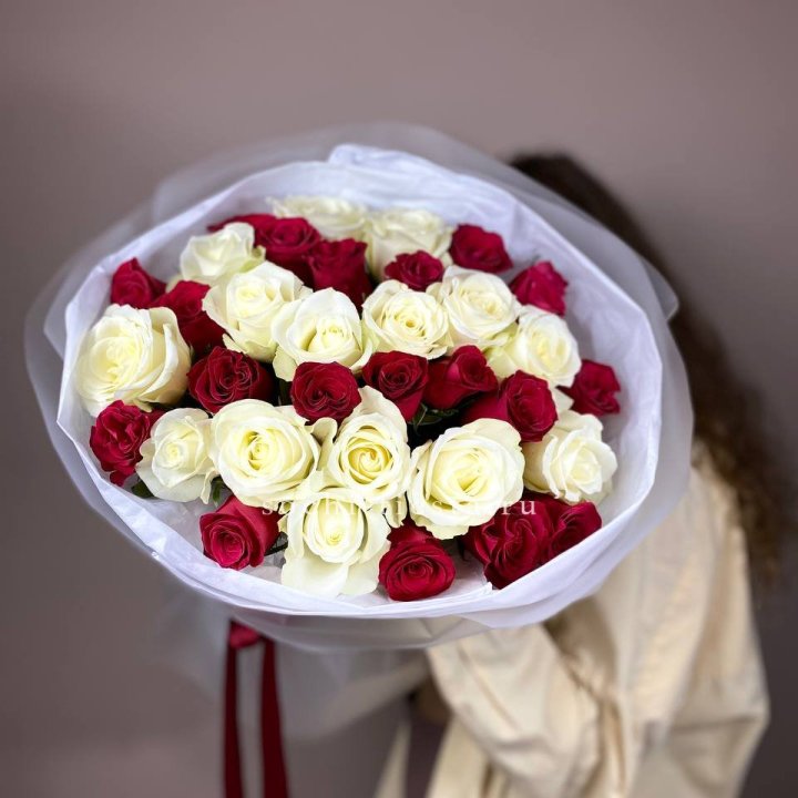 Букет из красных белых 35 роз в Магнитогорске