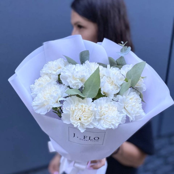 Букет белых диантусов с эвкалиптом в Магнитогорске