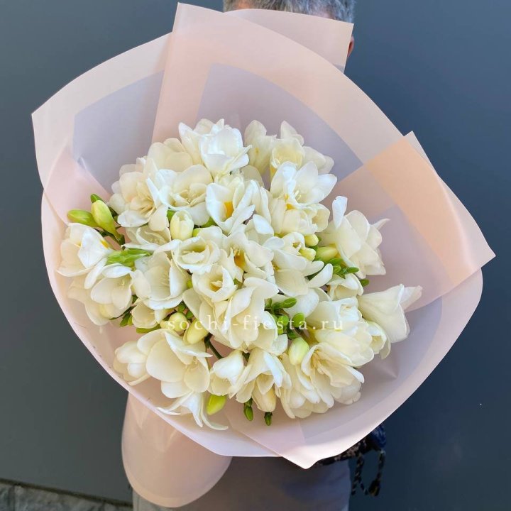 Букет белых фрезий  в Магнитогорске