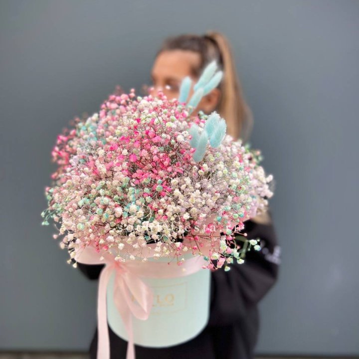 9 Радужных гипсофилы в шляпной коробке в Магнитогорске