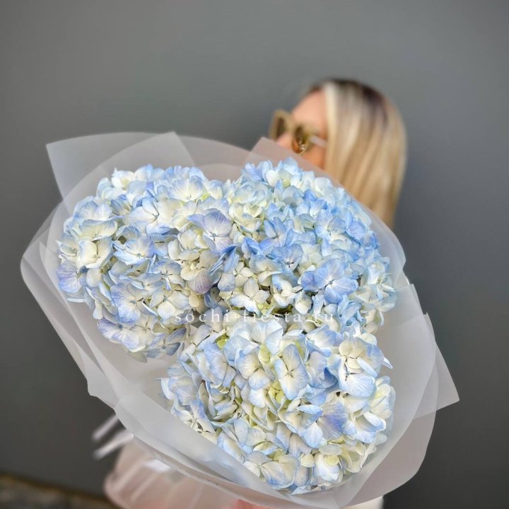 Букет из 3 голубых гортензий  в Магнитогорске