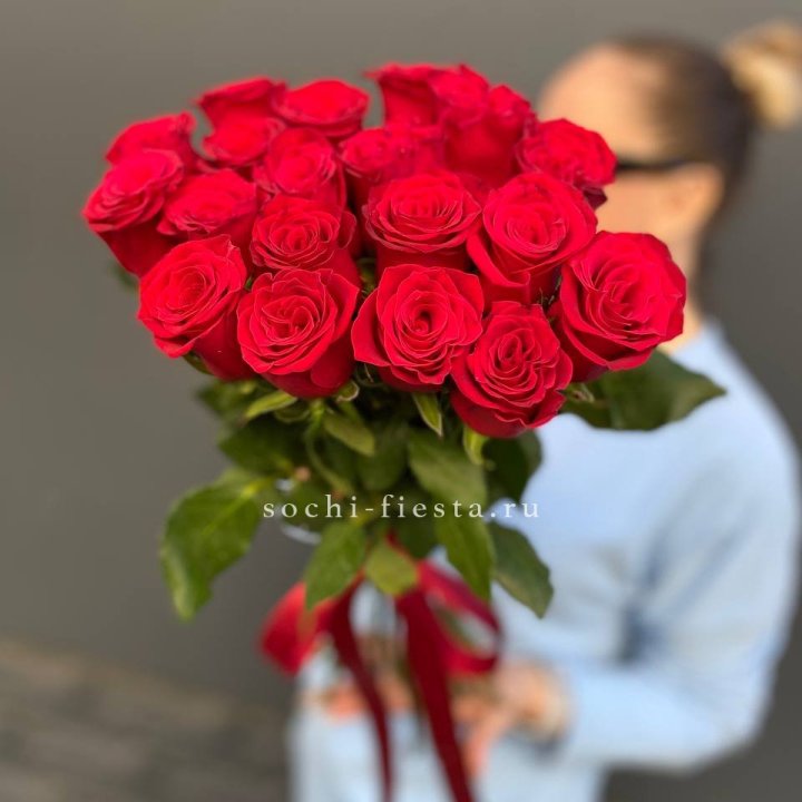 19 красных роз в Магнитогорске