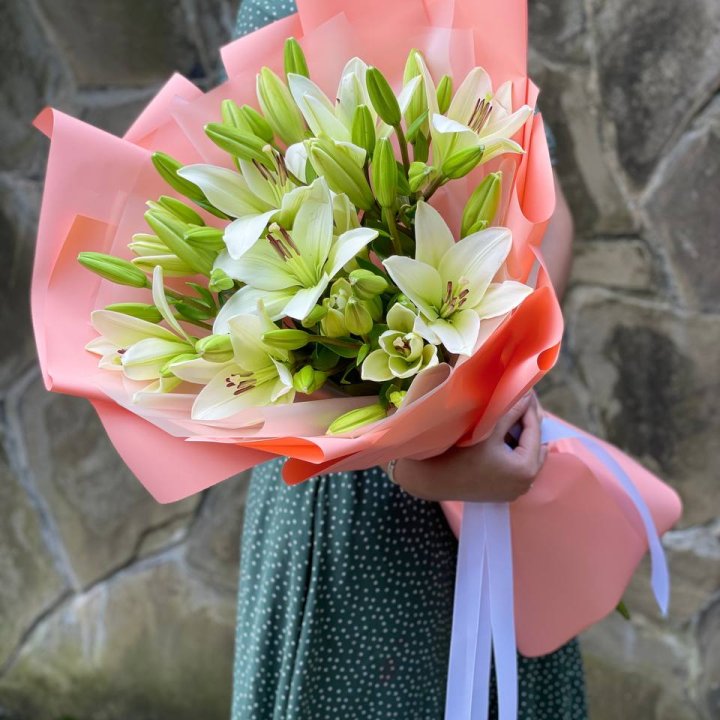 Букет из 7 белых лилий в Магнитогорске