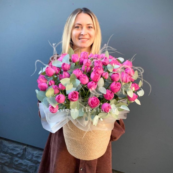 Пионовидные розы  в джутовом кашпо  в Магнитогорске