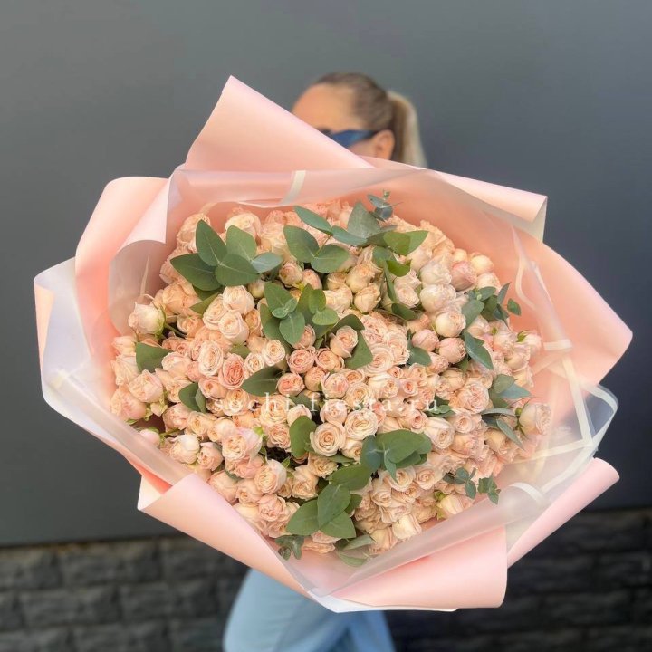 101 кустовая роза с эвкалиптом в Магнитогорске