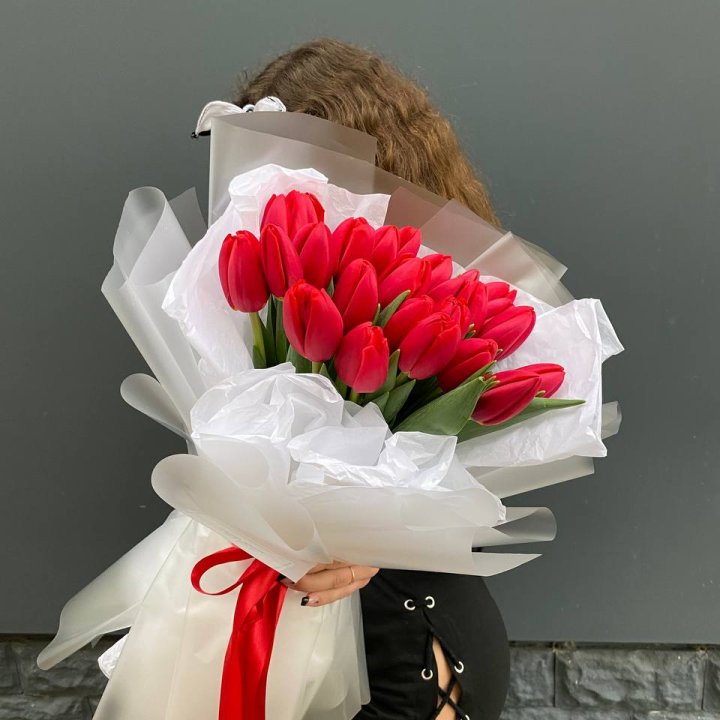  25 красных воздушных тюльпанов в Магнитогорске