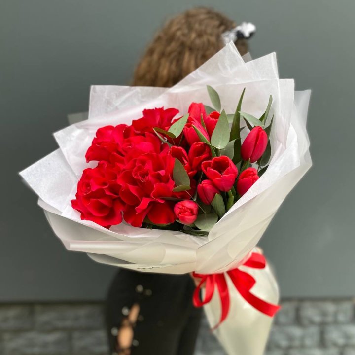 Дуо тюльпаны и розы в Магнитогорске