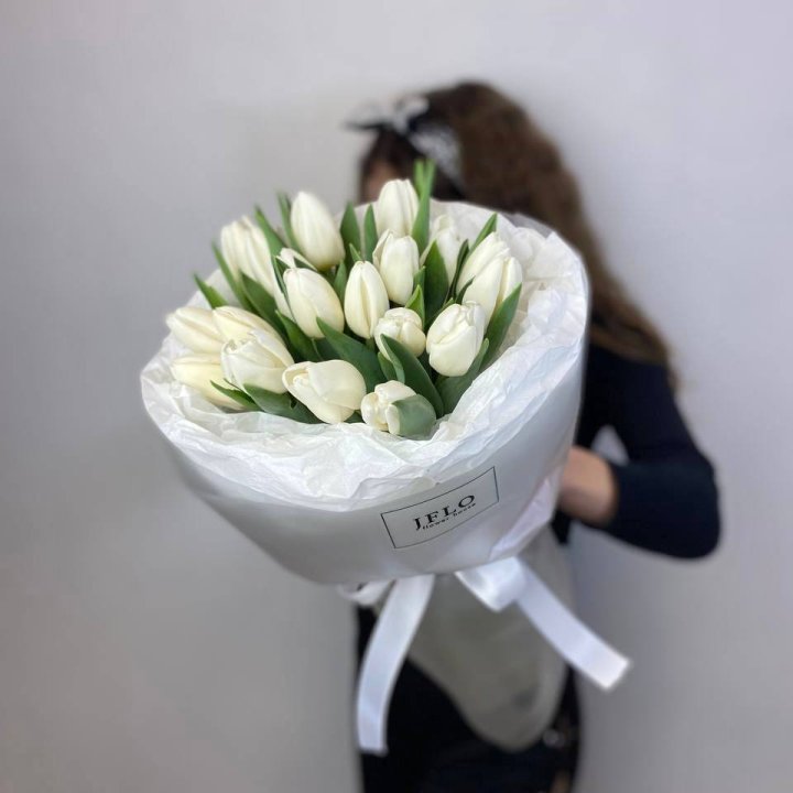  19 белых воздушных тюльпанов в Магнитогорске