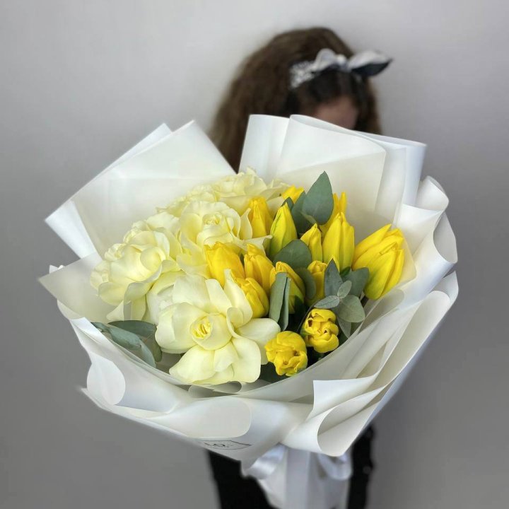 Дуо жёлтые тюльпаны и розы в Магнитогорске