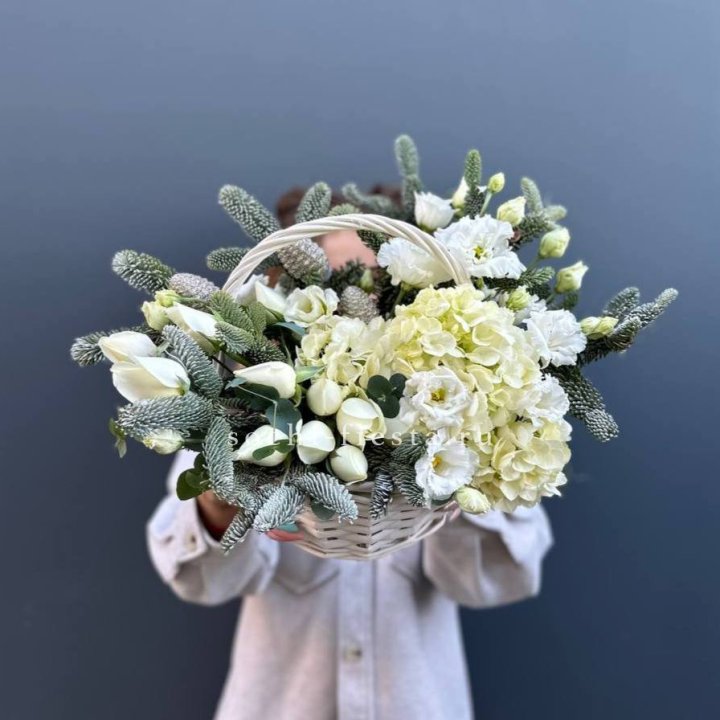 Новогодняя корзина с цветами в Магнитогорске