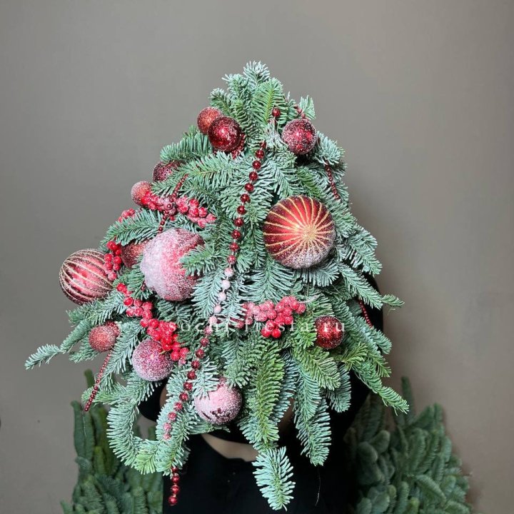 Ёлка красная в Магнитогорске