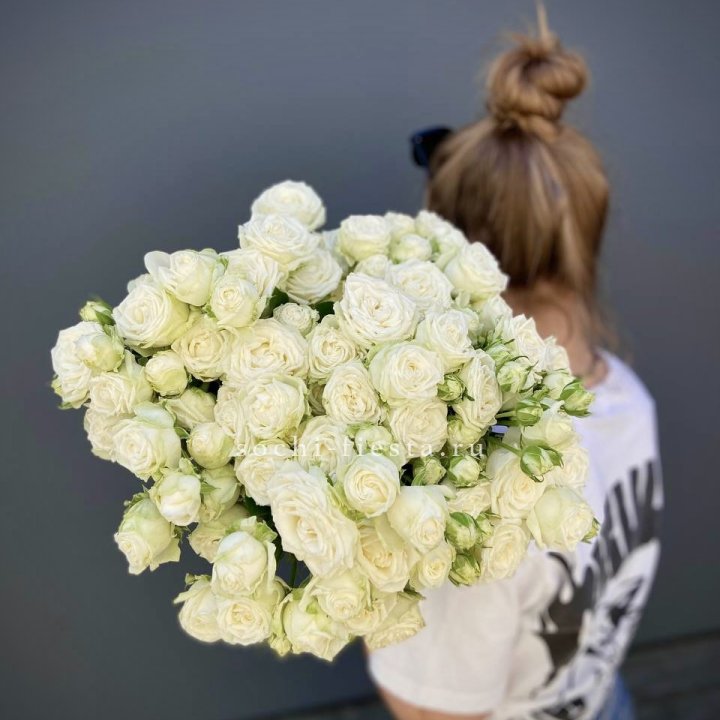 Охапка кустовых роз бомбастик  в Магнитогорске