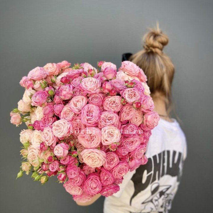 Охапка кустовых роз бомбастик пинк в Магнитогорске