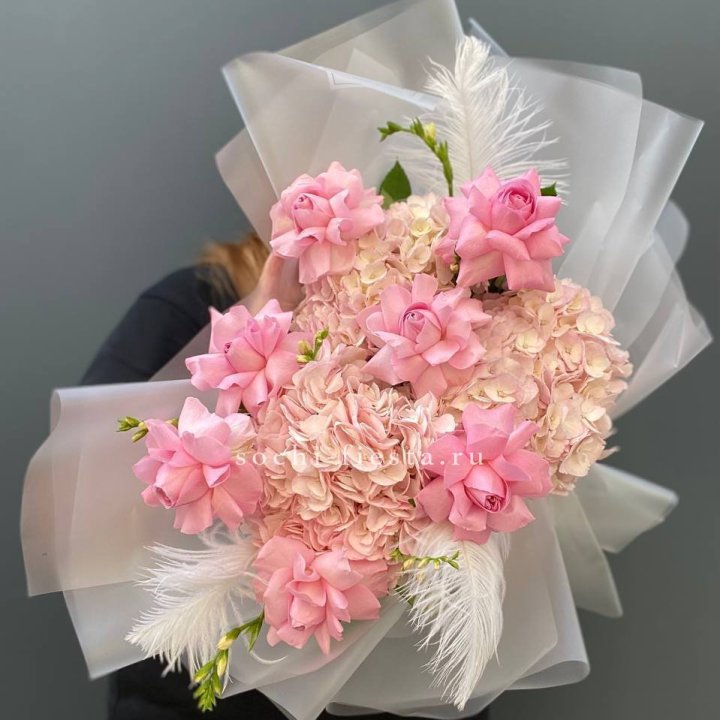  Букет  из гортензий и розовых роз в Магнитогорске