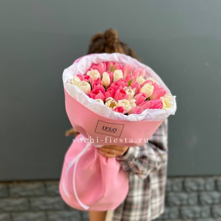 51 бело-розовый тюльпан в Магнитогорске