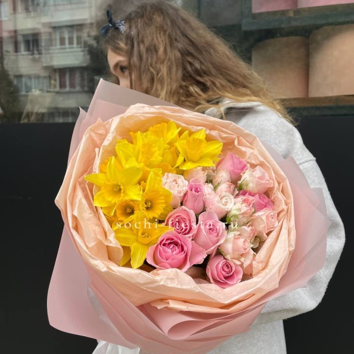 Букет роз и нарциссов в Магнитогорске