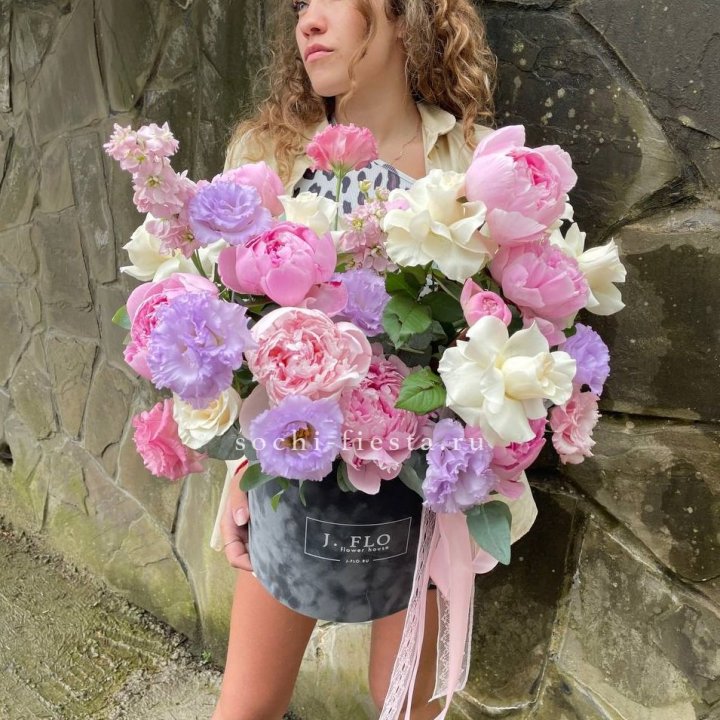 Дизайнерский цилиндр с пионами в Магнитогорске