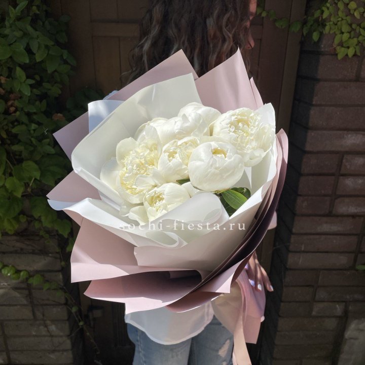 9 белоснежных пионов в Магнитогорске
