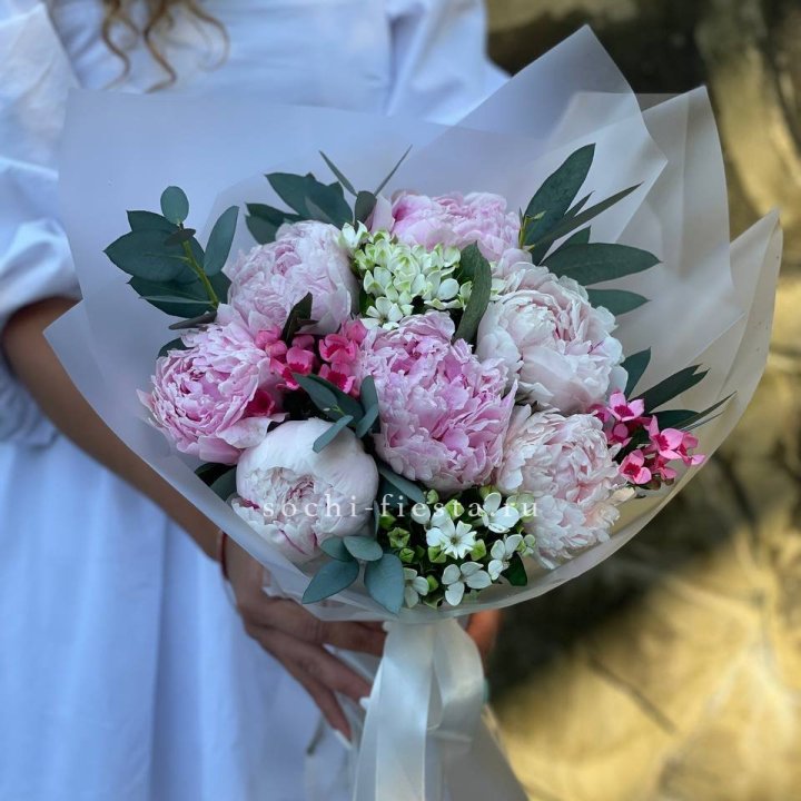 7 зефирных пионов с эвкалиптом в Магнитогорске