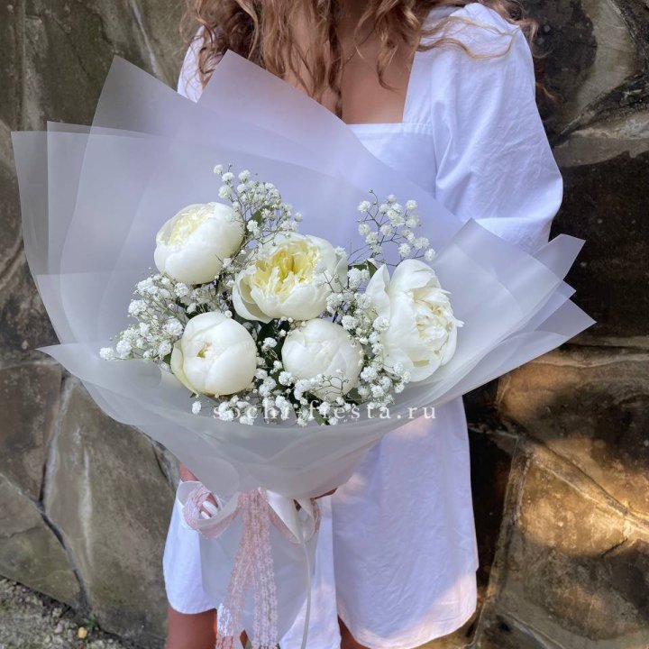 Букет белых пионов "Файв" в Магнитогорске