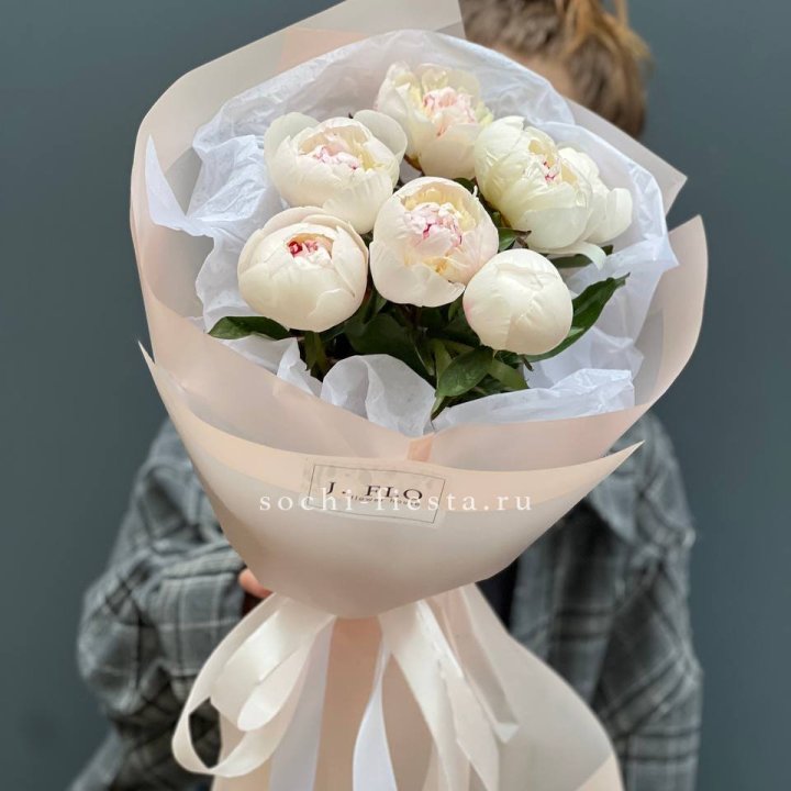 Букет белых пионов в Магнитогорске