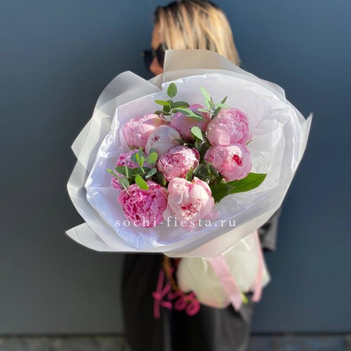 9 пионов с эвкалиптом в Магнитогорске