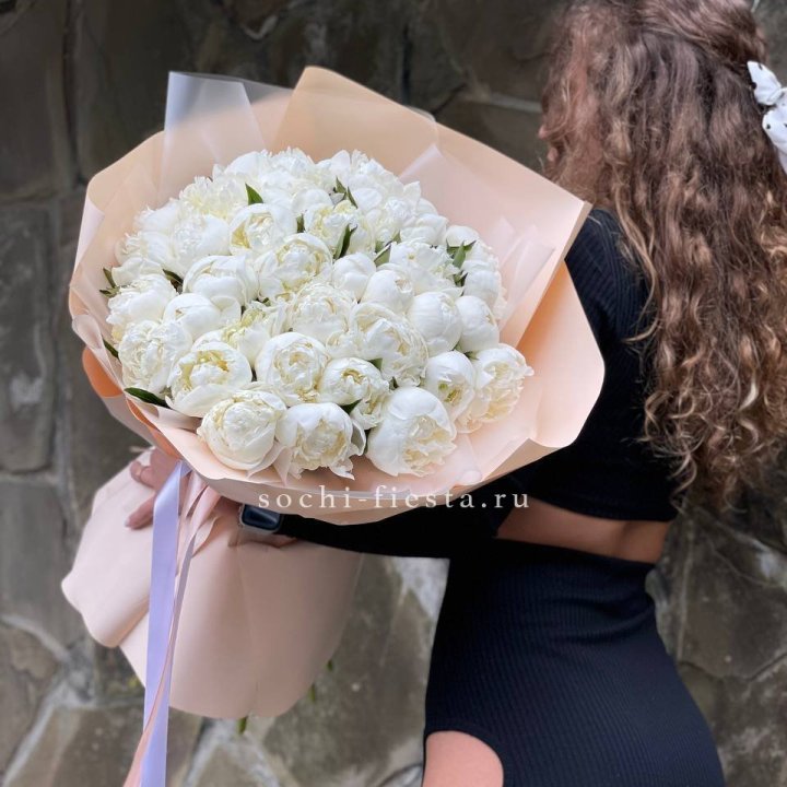 35 белых пион в Магнитогорске