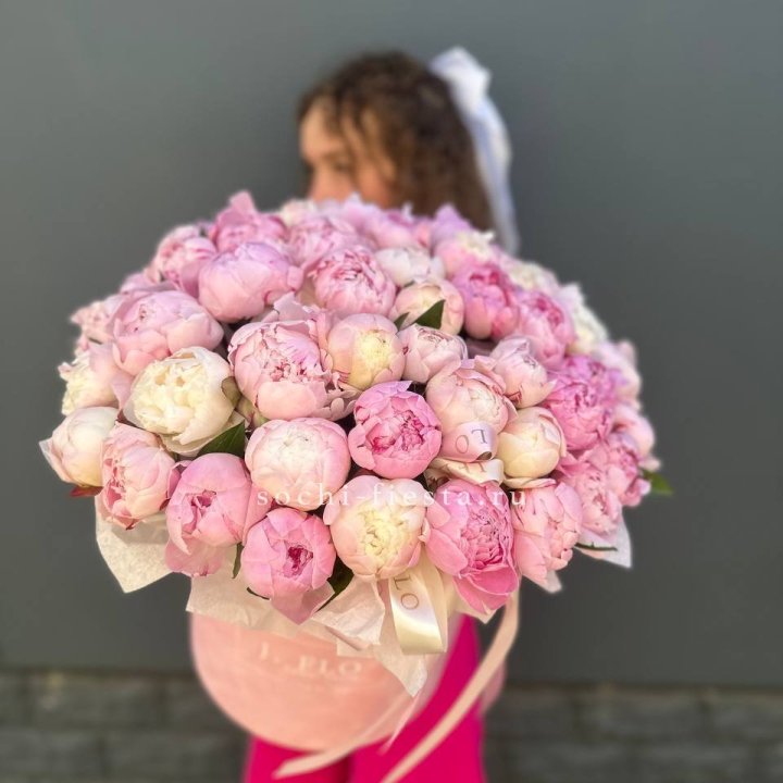 51 нежных пионов  в цилиндре в Магнитогорске