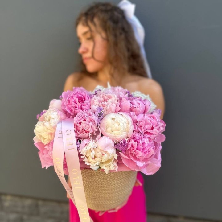 15 пионов в джутовом кашпо в Магнитогорске