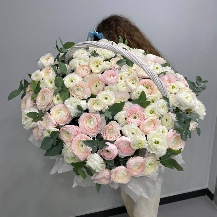 Ранункулюсы в корзине в Магнитогорске