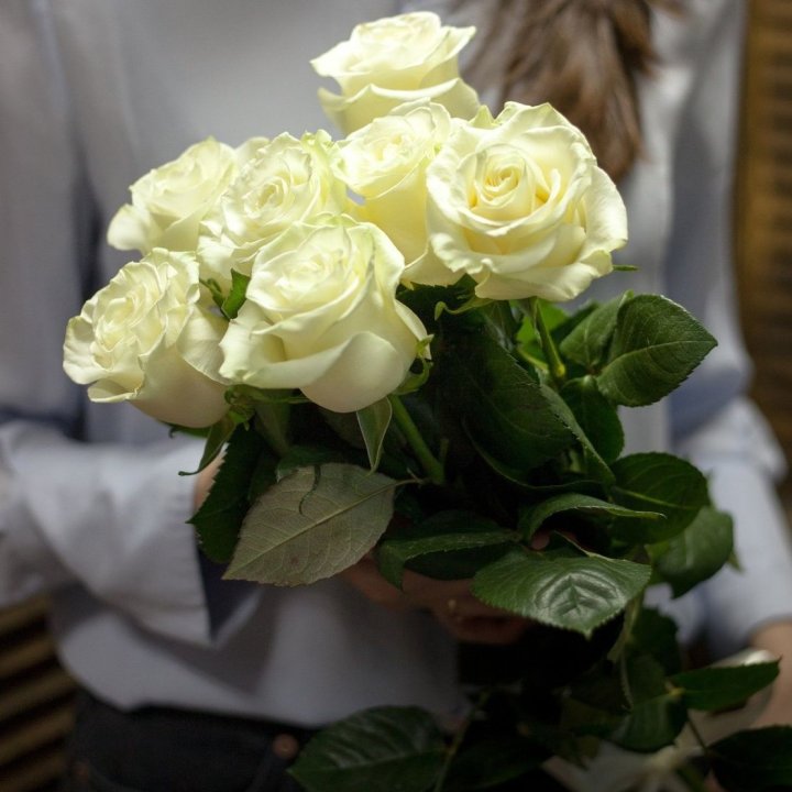 7 белых роз в Магнитогорске