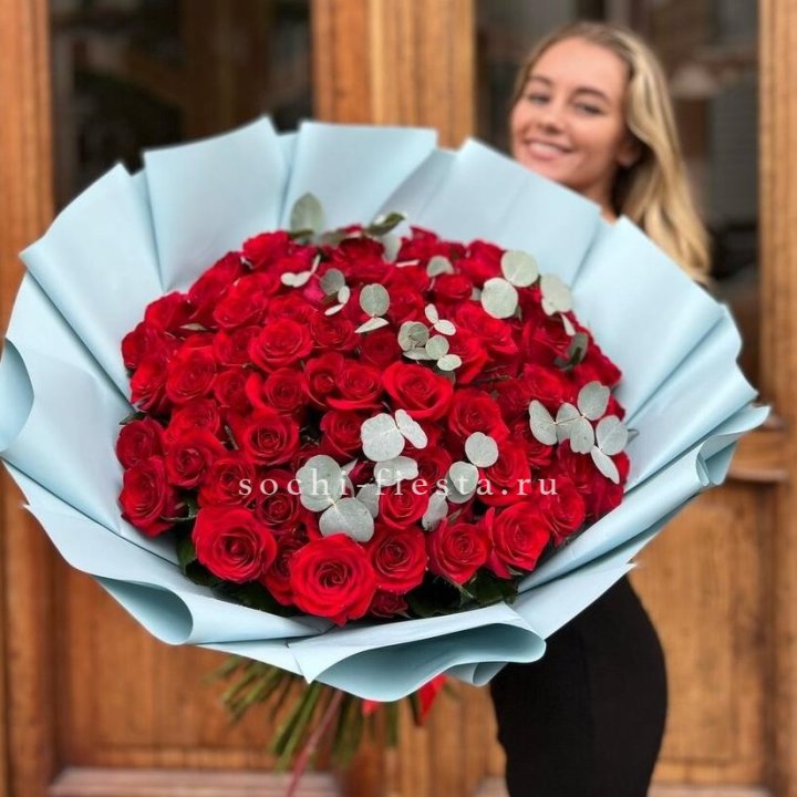 101 красная роза с эвкалиптом в Магнитогорске