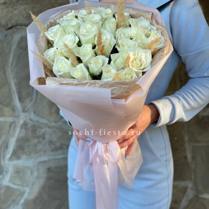 25 белых роз с сухоцветами в Магнитогорске