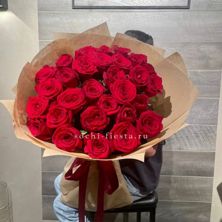 37 красных роз в крафте в Магнитогорске
