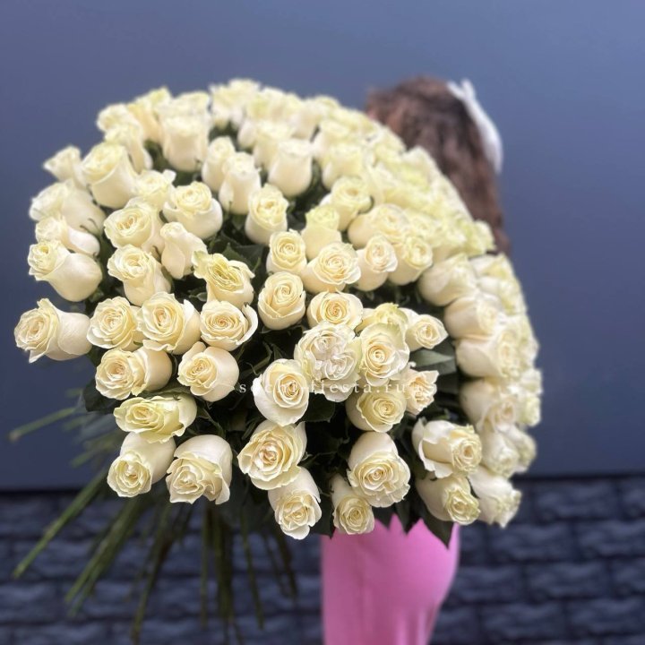 101 белая высокая импортная роза под ленту в Магнитогорске