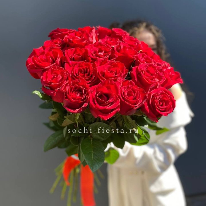 25 высоких красных роз в Магнитогорске