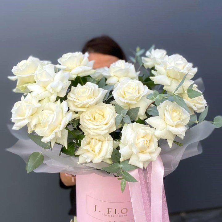 17 Французских белых роз в боксе в Магнитогорске
