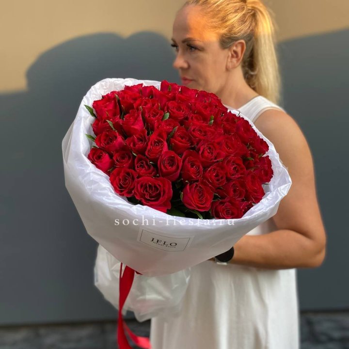 51 роза мадам ред в нежном оформлении в Магнитогорске