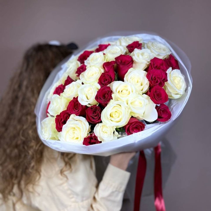 Букет из красных белых 45 роз в Магнитогорске