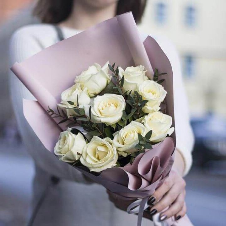 9 белых  роз "Минт" в Магнитогорске