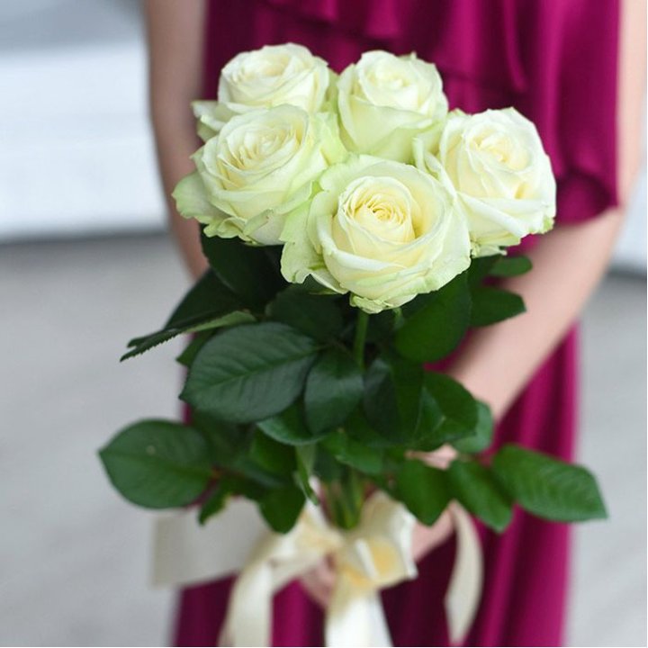 5 белых роз в Магнитогорске