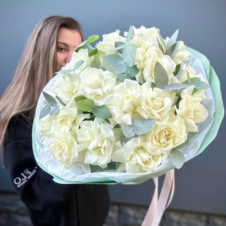 19 Белых французских роз "Ноте бьянке" в Магнитогорске