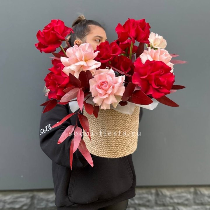 15 Французских роз в джутовом кашпо в Магнитогорске