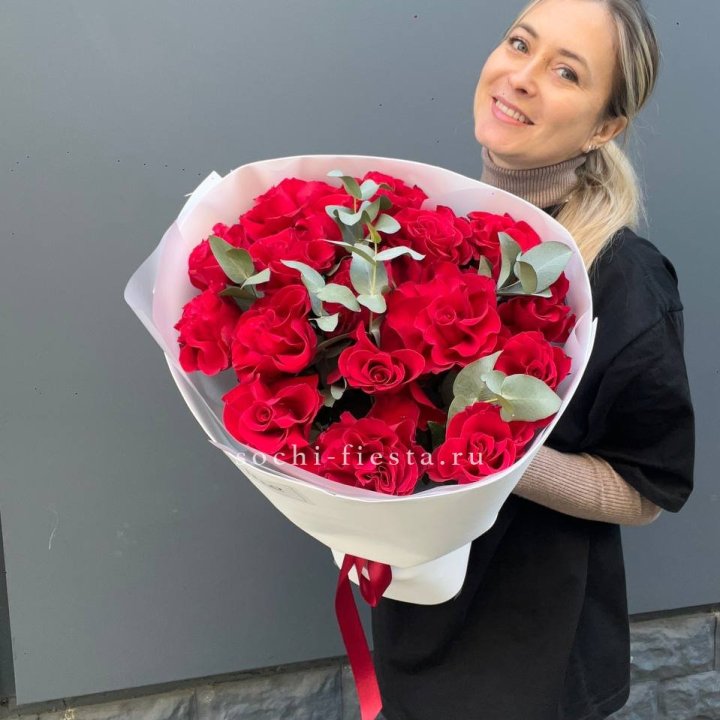 17 Красных французских роз в Магнитогорске