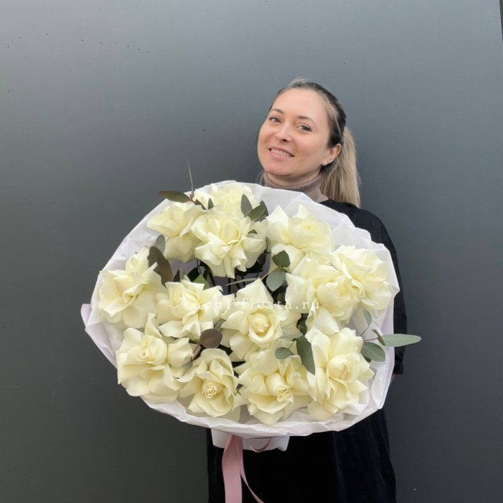 13 Белых французских роз Облако в Магнитогорске