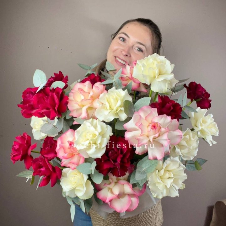 35 французских роз микс в джутовом боксе в Магнитогорске