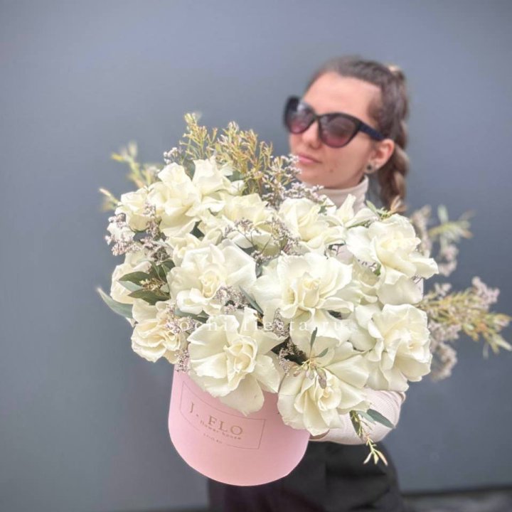 17 Французских белых роз в коробке Афина в Магнитогорске