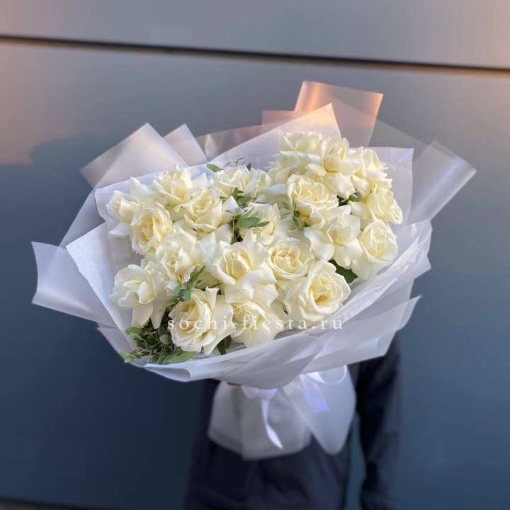 Пышный букет из белых роз в Магнитогорске