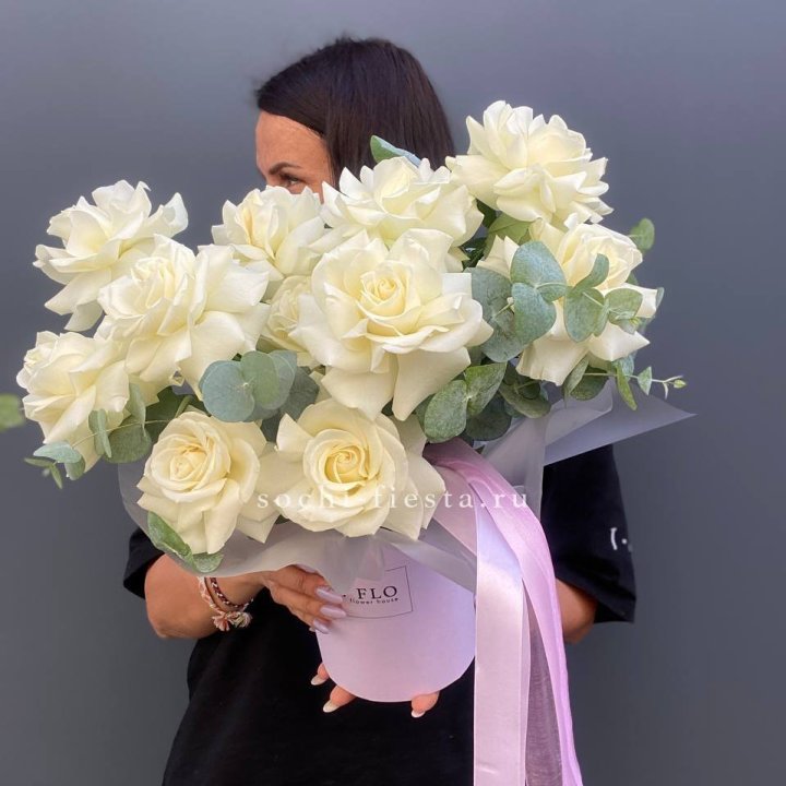 11 Французских белых роз в боксе в Магнитогорске