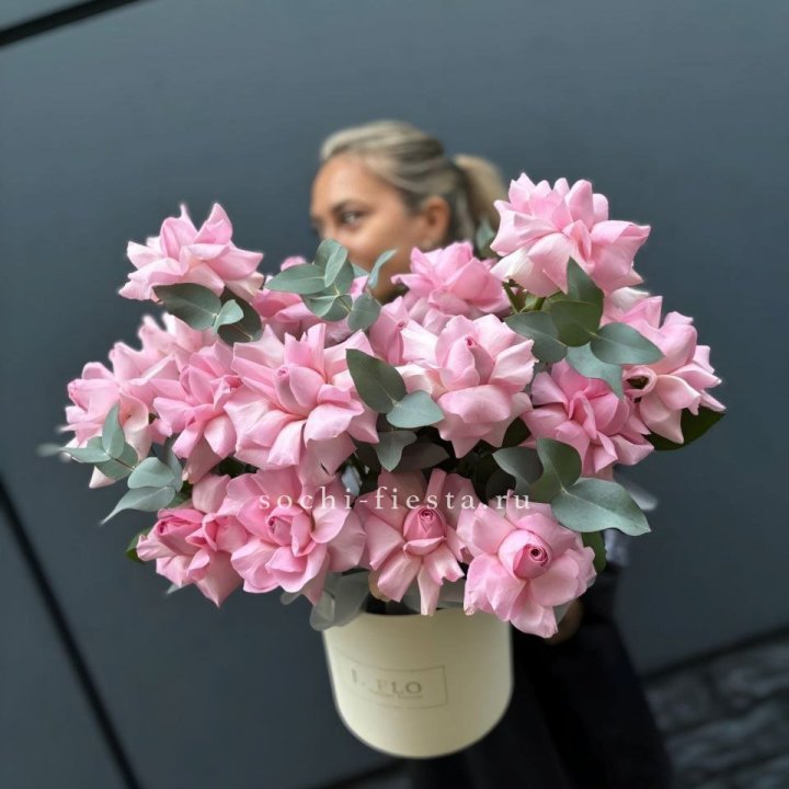 17 Розовых французских роз в боксе в Магнитогорске